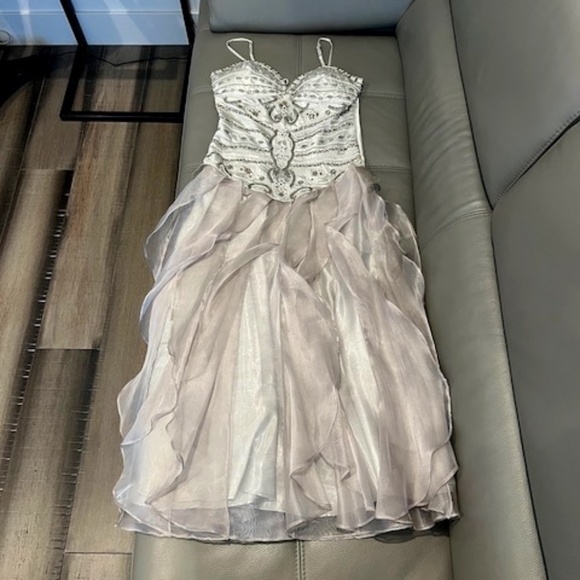 Unique Formal dress ,, Prom Gown in Silver Grey with Spiral Ruffles, Size 6, - Picture 1 of 6